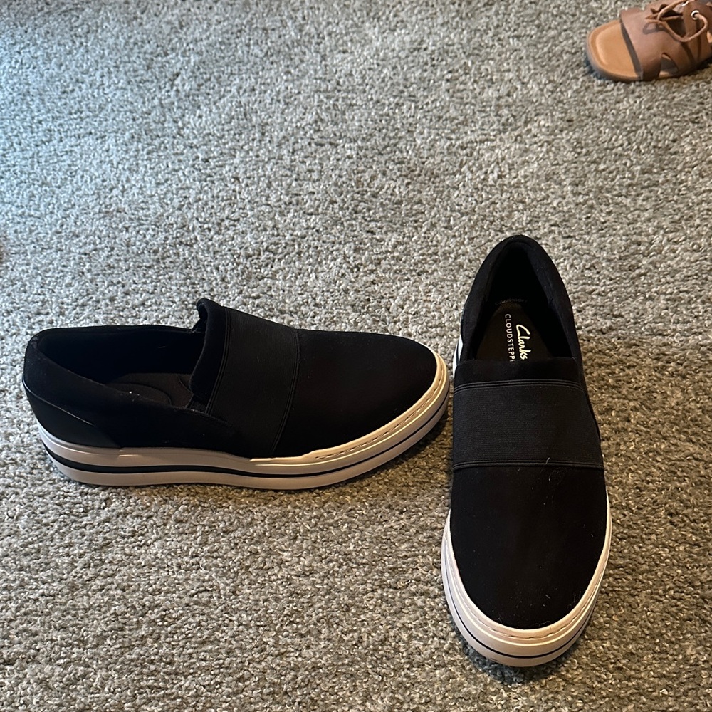 Clark’s Womens Slip on sneakers